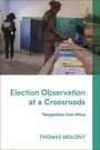 Text: "Election Observation at a Crossroads. Perspectives from Africa. THOMAS MOLONY." Eine Wahlbeobachtungsszene in einem Raum.