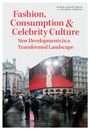 „Fashion, Consumption & Celebrity Culture“. Menschen bei Regen vor einer Leinwand, die eine Frau auf dem roten Teppich zeigt.