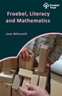 "Froebel, Literacy and Mathematics" von Jane Whinnett. Oben ein Logo; unten Hände, die mit Holzklötzen spielen.