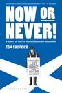 "NOW OR NEVER!" und "LAST CHANCE FOR SCOTLAND" mit einem Mann, der ein Schild trägt, vor schottischer Flagge.