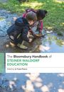 The Bloomsbury Handbook of Steiner Waldorf Education. Zwei Kinder spielen mit Wasserpfützen in einem Garten.