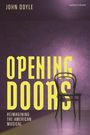 „OPENING DOORS: REIMAGINING THE AMERICAN MUSICAL“ in großen gelben Buchstaben, daneben ein schwarzer Stuhl im Theaterlicht.
