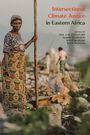 "Intersectional Climate Justice in Eastern Africa" steht auf einem Müllplatz. Eine Frau lehnt an einem Stock, weitere Personen im Hintergrund.