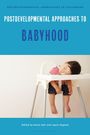 "Postdevelopmental Approaches to Babyhood." Ein schlafendes Kleinkind sitzt in einem Hochstuhl, trägt ein rot-weiß gestreiftes Shirt.