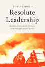 "Resolute Leadership: Building Unbreakable Cultures with Principles Tested in Fire". Zwei Feuerwehrleute vor Flammen.