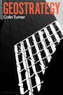 "GEOSTRATEGY", Colin Turner. Spiegelung eines Gebäudes in einer Glasfassade, grafisch in Schwarzweiß gehalten.