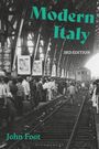„Modern Italy, 3rd Edition“ von John Foot. Menschen auf einem vollen Bahnsteig in einer historischen Szene.