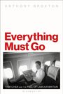 "Everything Must Go" in Rot, unten "Thatcher and the Fall of Labour Britain". Schwarz-weiß Foto, Mann liest Zeitung im Flugzeug.