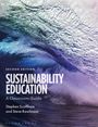 Text: "Second Edition, Sustainability Education, A Classroom Guide, Stephen Scoffham and Steve Rawlinson". 

Ein großes blaues Meer mit brechenden Wellen.
