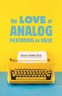 „The LOVE of ANALOG MEDITATIONS on VALUE“. Eine gelbe Schreibmaschine auf blau-gelbem Hintergrund.