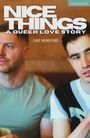 Oben steht "NICE THINGS: A QUEER LOVE STORY, LUKE HEREFORD". Zwei Männer sitzen nebeneinander.