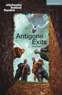 „Chichester Festival Theatre“, „Antigone Exits, Nina Segal“. Blick aus einem Grab, vier Personen schauen hinein.