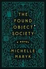 „THE FOUND OBJECT SOCIETY A NOVEL MICHELLE MARYK“, umgeben von dekorativen Mustern und Alltagsgegenständen.