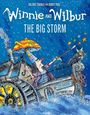 "Winnie and Wilbur: The Big Storm". Illustration einer Hexe mit Regenschirm und Katze auf einem dampfenden Schiff im Regen.