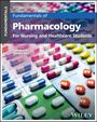 "Fundamentals of Pharmacology" steht im Zentrum, unten links stehen Namen, im Hintergrund Tabletten in Blisterpackungen.