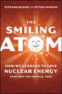 "The Smiling Atom: How We Learned to Love Nuclear Energy (And Why You Should, Too)" ist in großen Lettern auf einem roten Hintergrund geschrieben. In der Mitte ist ein lächelndes Atom dargestellt.