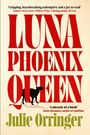Der Text „LUNA PHOENIX QUEEN“. Oben ein Zitat von Andrew Sean Greer, unten von Katie Kitamura und der Name Julie Orringer. Silhouette eines Hundes.