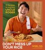 Text: "70 Recipes to Impress Uncle Roger", "DON'T MESS UP YOUR RICE", "NIGEL NG". 

Ein Mann lacht, hält eine Schale Reis in einem orangefarbenen Poloshirt.