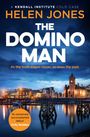 Text: "A Kendall Institute Cold Case", "Helen Jones", "The Domino Man", "As the truth edges closer, so does the past." Es zeigt eine beleuchtete Küstenstadt in der Dämmerung mit einem markanten Uhrturm.