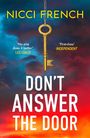 „Nicci French“, „Don’t Answer The Door“, Zitate von Lee Child und Independent. Ein goldener Schlüssel vor einem bunten Himmel.