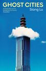 „GHOST CITIES“ und „Siang Lu“ oben, „As beautiful as it is honest as it is funny“ darunter. Wolke auf Hochhaus mit Pagode.