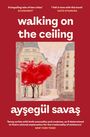„Walking on the Ceiling“ und „Ayşegül Savaş“ stehen auf rotem Hintergrund. Darunter ein Gemälde einer Pariser Straße mit roten Bäumen.