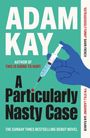 „ADAM KAY: A Particularly Nasty Case“. Blaue Handschuh-Hand hält eine Spritze.