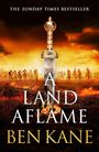 "The Sunday Times Bestseller", "A Land Aflame", "Ben Kane". Ein prächtiges Schwert und Reiter im Hintergrund vor einem feurigen Himmel.
