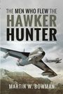 "The Men Who Flew the Hawker Hunter" von Martin W. Bowman. Ein Flugzeug fliegt über eine bergige Landschaft.