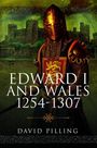"EDWARD I AND WALES 1254-1307" und "DAVID PILLING". Ein Ritter in Rüstung vor einer mittelalterlichen Burg.