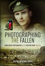 Text: "PHOTOGRAPHING THE FALLEN. A war graves photographer on the Western Front 1915-1919. Jeremy Gordon-Smith."  
Ein Soldat in Uniform.