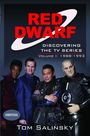 Titel: "RED DWARF: DISCOVERING THE TV SERIES Volume 1: 1988-1993" von Tom Salinsky. Vier Männer in Science-Fiction-Kostümen.