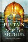 Text: "Ilkka Syvanne, BRITAIN IN THE AGE OF ARTHUR, A MILITARY HISTORY." Ein Helm über britischer Landschaft.