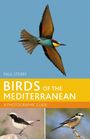 „PAUL STERRY BIRDS OF THE MEDITERRANEAN A PHOTOGRAPHIC GUIDE“. Ein farbenprächtiger Vogel fliegt am Himmel. Darunter zwei kleine Vögel.