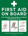 "FIRST AID ON BOARD" ist in Großbuchstaben zu sehen, darunter Illustrationen zur Ersten Hilfe und ein weißes Kreuz.