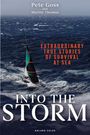Text: "Pete Goss and Martin Thomas. Extraordinary True Stories of Survival at Sea. Into the Storm. Adlard Coles." Ein Segelboot kämpft gegen hohe Wellen auf offenem Meer.