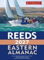 "REEDS 2027 EASTERN ALMANAC" steht auf einem Segelboot auf blauem Wasser mit Hügeln im Hintergrund.