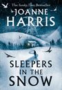 „The Sunday Times Bestseller Joanne Harris: Sleepers in the Snow“. Winterlandschaft mit Schneefall, Vögeln und Haus im Hintergrund.