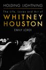 „Holding Lightning: The Life, Loves and Art of Whitney Houston“ von Emily Lordi. Schwarzweiß-Foto einer Frau, die singt.