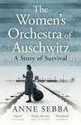 "The Women's Orchestra of Auschwitz: A Story of Survival", Anne Sebba. Eine Frau steht mit Cello auf Gleisen vor einem Lager.
