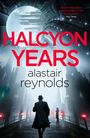 "HALCYON YEARS" und "alastair reynolds" in großer Schrift, futuristische Stadt, zwei Figuren auf Brücke, Science-Fiction-Stimmung.