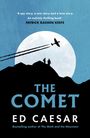 Text: „A spy story, a war story and a love story.“ Titel: „The Comet“, Autor: Ed Caesar. Illustration: Flugzeug über zwei Personen auf einem Berg vor einem großen Mond.