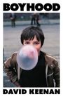 „BOYHOOD“, „DAVID KEENAN“. Junge mit dunklem Haar bläst rosa Kaugummiballon auf, trägt braune Jacke draußen.