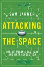 SAM LARNER, ATTACKING THE SPACE, INSIDE RUGBY’S TACTICAL AND DATA REVOLUTION. Grünes Rugbyfeld mit Spielzügen.