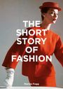 „THE SHORT STORY OF FASHION“ und „Marnie Fogg“ in Weiß auf rotem Damenanzug, Hut, weiße Handschuhe.