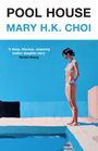 Buchtitel: "POOL HOUSE", Autor: "MARY H.K. CHOI". Zitat von Rachel Khong. Illustration einer Frau im Bikini am Pool.