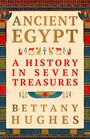 „Ancient Egypt: A History in Seven Treasures“ von Bettany Hughes. Verziert mit ägyptischen Symbolen und bunten Mustern.