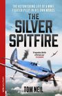 Titel: THE SILVER SPITFIRE. Autor: TOM NEIL. Illustration: Ein silbernes Flugzeug im Zweiten Weltkrieg über Wolken.