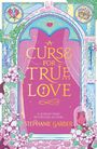 Text: "A CURSE FOR TRUE LOVE" von Stephanie Garber. Blumige, märchenhafte Illustration in leuchtenden Pastellfarben.