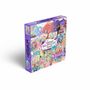 Text: „The World of K-POP“ und „Plus Stickers“. Bunte, lebendige Illustration mit K-Pop-Elementen und fröhlichen Szenen.